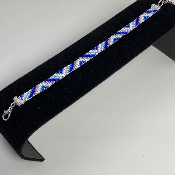 Traditional Native American Indian Style Glass Seed Bead Blue & Silver Bracelet - Picture 9 of 13